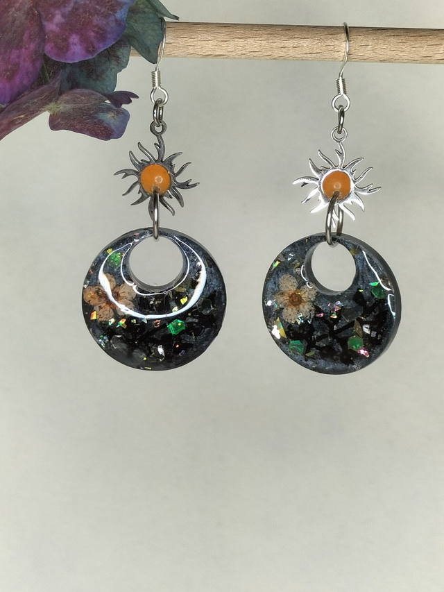 Boucles pendantes grises et brillance automnale