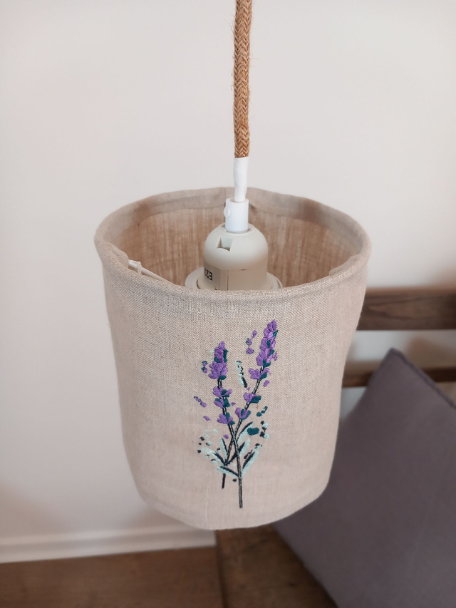 Abat-jour en lin brodé Lavande -suspension baladeuse diamètre 15 cm.
