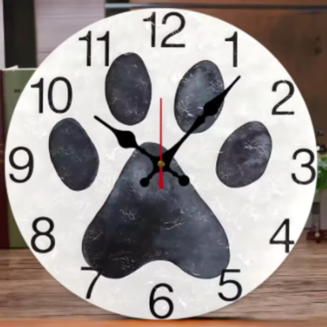Ronde wandklok van hout Hondenpoot zwart wit (25cm)