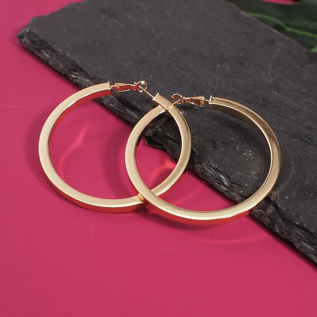 Brincos de argola ⭕ dourada em metal não aço, formato de tubo quadrado.