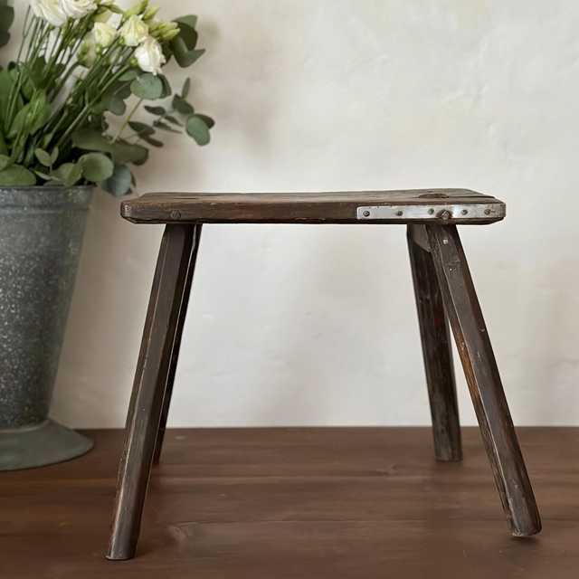 le tabouret en bois brut