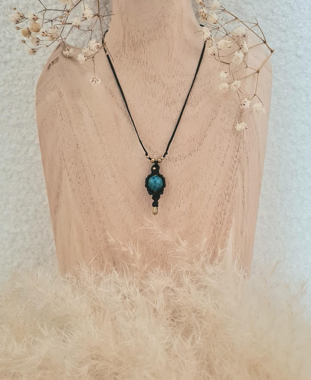 Collier minimaliste en micro macramé avec pierre naturelle, personnalisable