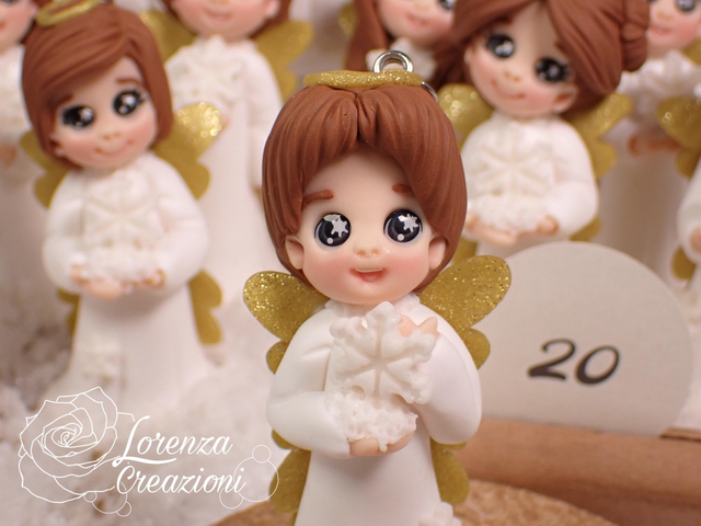 Angioletto del Natale 2025 n°20 con fiocco di neve, modellato e dipinto a mano. Pezzo unico, da collezione, firmato e numerato. Made in Italy, made in Treviso, Lorenza Creazioni.
