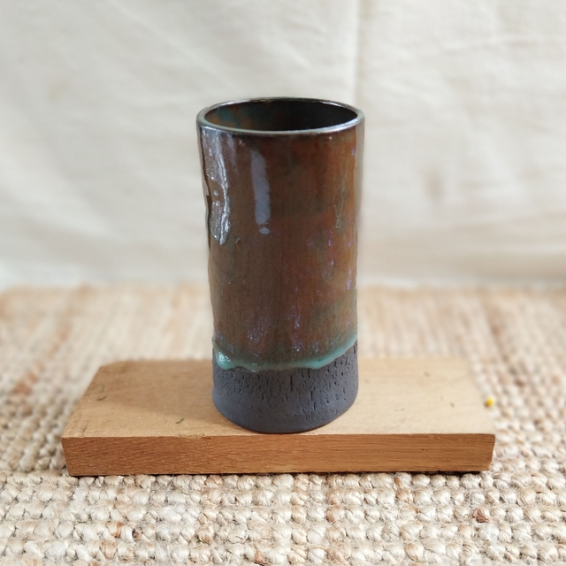 Vase, argile noir, émail transparent à effet et bleu