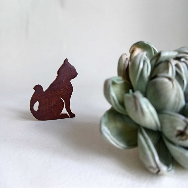 Broche chat foncé profil droit