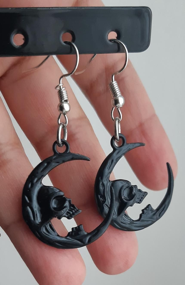 Boucles d&#039;oreilles lune crâne noire