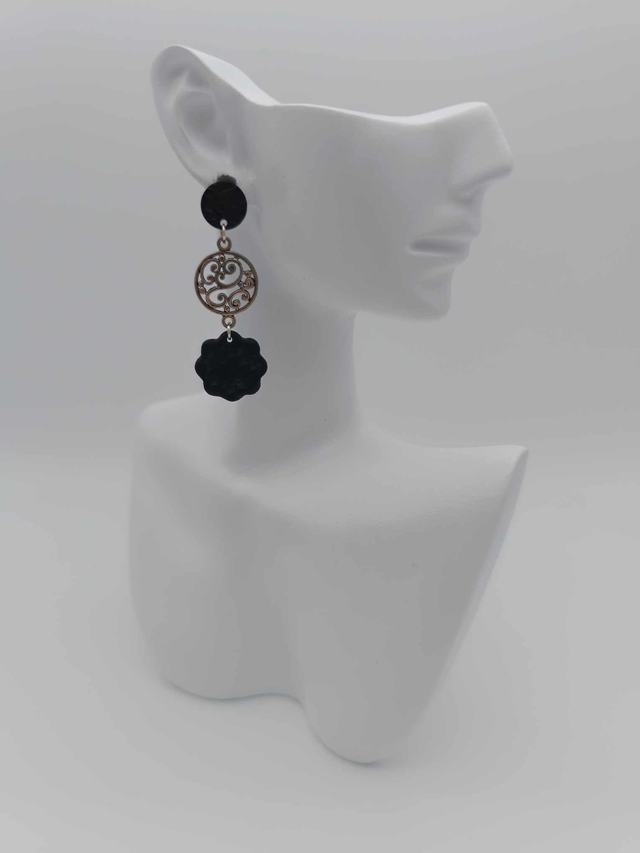 Boucles d&#039;oreilles en métal et porcelaine froide  