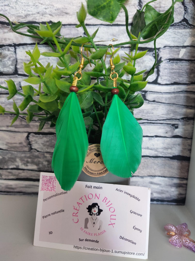 Boucle d'oreille plume verte 