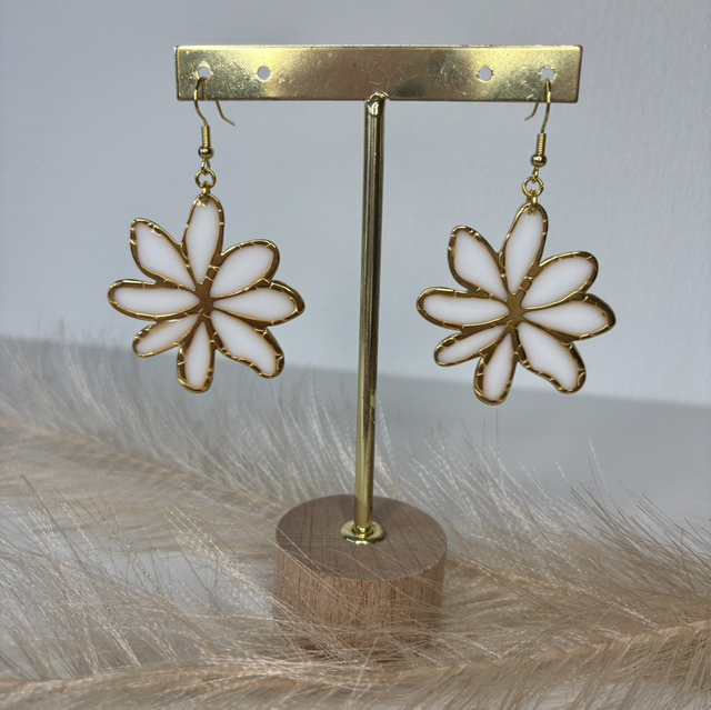 Boucle d’oreille grande fleur blanche 4cm