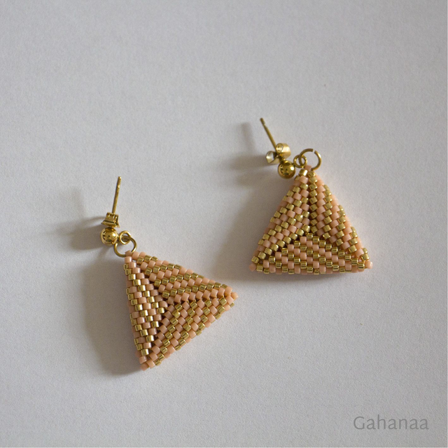 Mathilde, boucles d'oreilles couleur rose pêche, rayures dorées