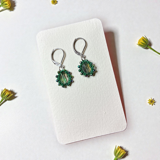 Boucles d'oreilles en dentelle de frivolité et perle en cristal vert