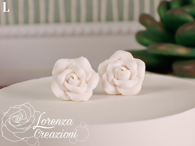 Orecchini a lobo rose bianche