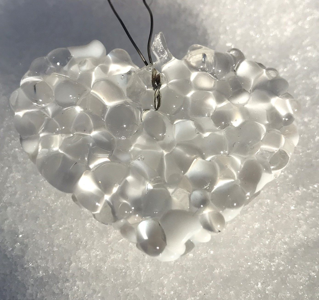 o7 Kristall-Herz mit weißen Glasakzenten /  1,5 x 4,0 x 5.5. cm / 55g oder 45g