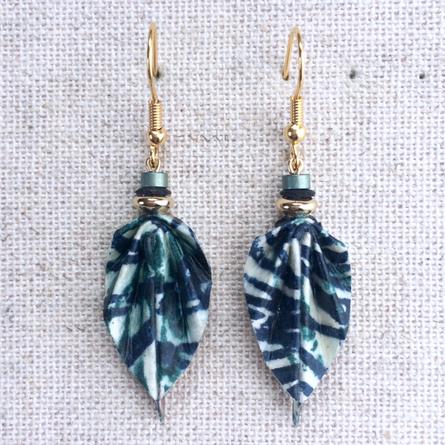 Boucles d’oreilles « Foriana » dorées, papier washi bleu et blanc