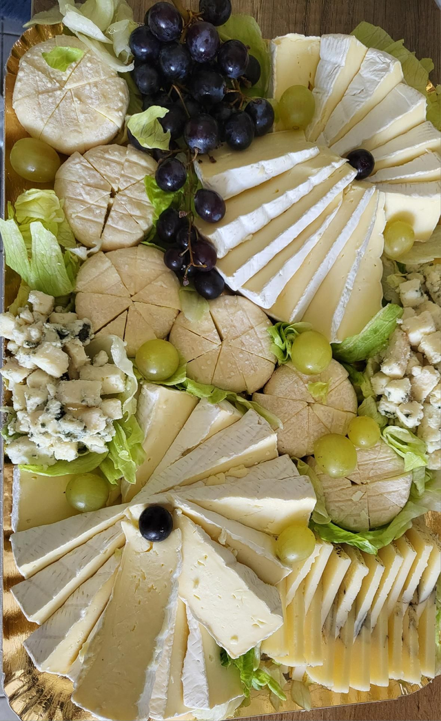 Plateau 4 fromages et raisins et noix 