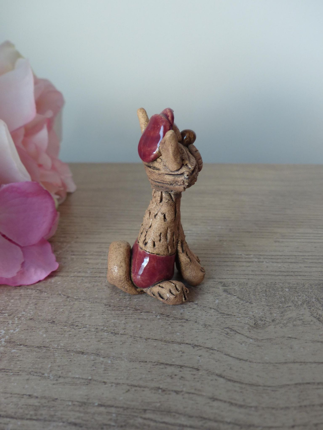 Vintage chat miniature art poterie, figurine chat amusant avec short et casquette rouges, chat vacancier touriste baigneur estivan voyageur