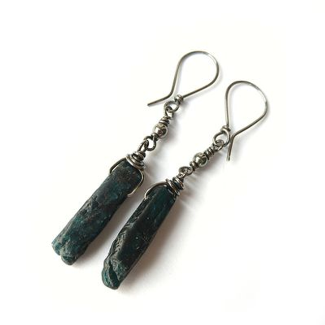 Ruwe kyaniet oorbellen