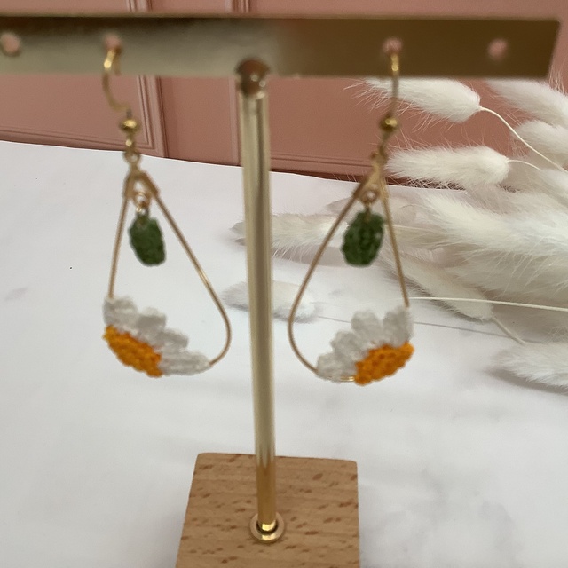 Boucles d’oreilles 1/2 marguerite sur balançoire 