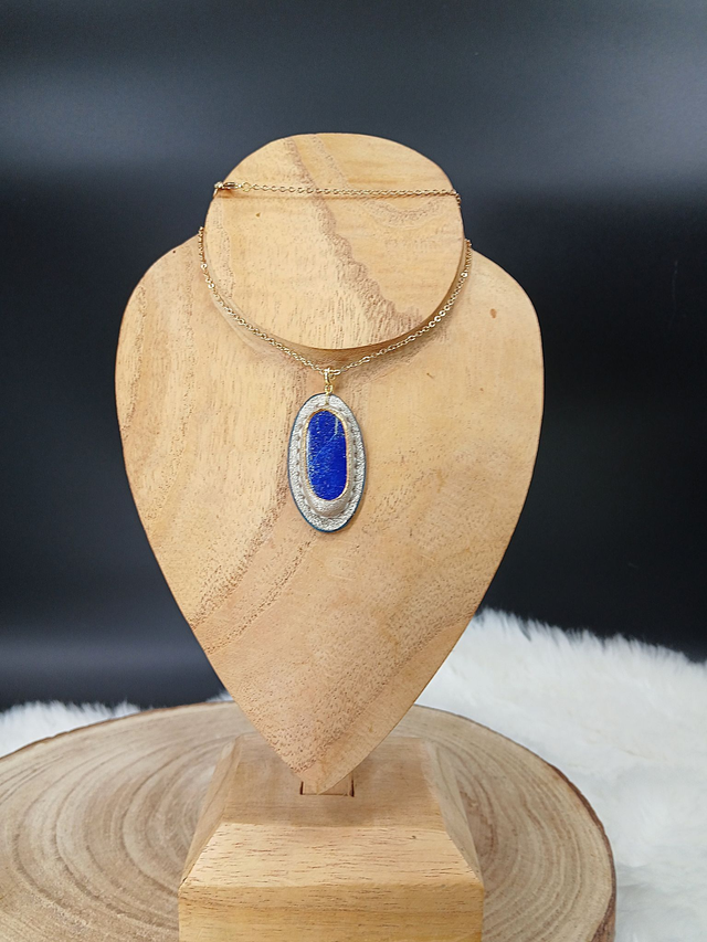 Arnemetia, pendentif en lapis-lazuli et cuir