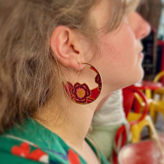 Eclipse Florale - Créoles en tissu wax rouge et acier inox doré