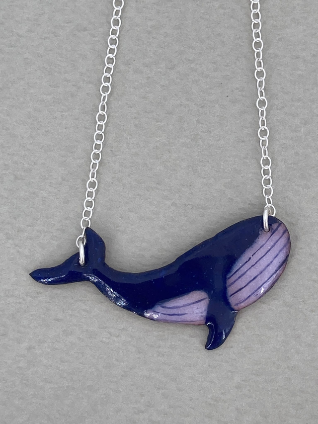 Collier Baleine bleu nuit — Marée Haute | Émail sur cuivre & chaîne argent
