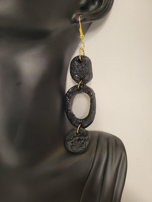 Clay earrings flower pattern (black)
