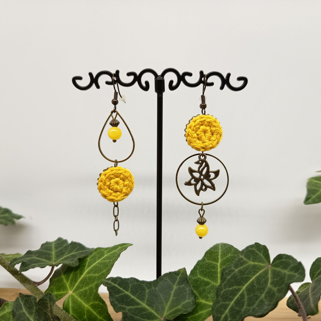 Boucles d'oreille asymétriques Des gouttes de bonheur - Jaunes