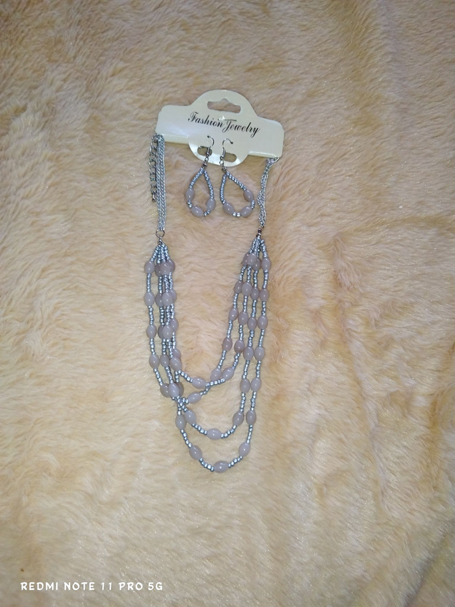 Parure perles taupe &amp; argent – Collier multi-rangs &amp; boucles assorties