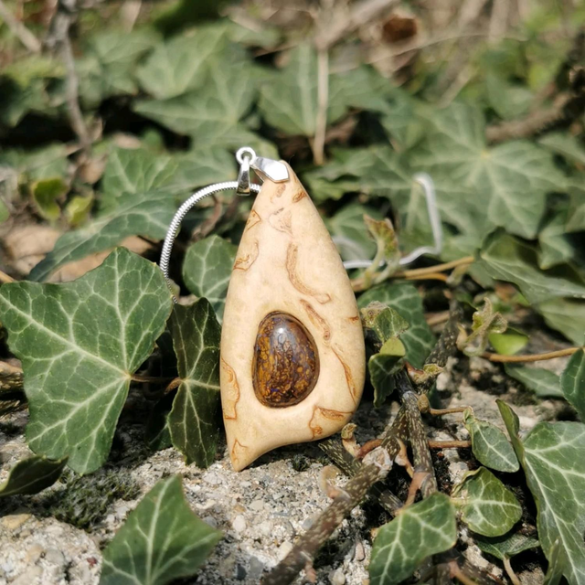 Pendentif en Bois de Bouleau Madré, Opale Boulder et Argent