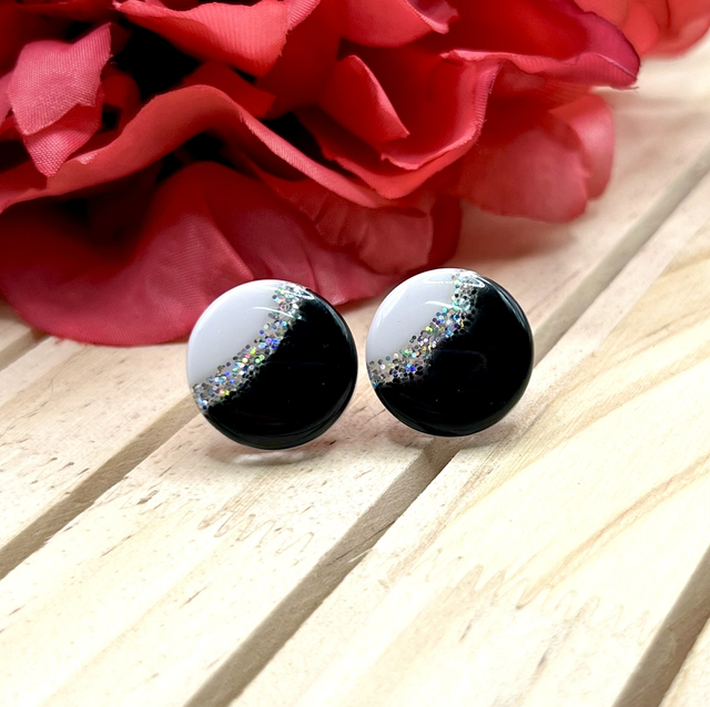 MoonlightGlow – Schwarz-Weiße Ohrstecker mit Glitzerrand