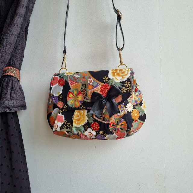 Sac forme pochette &quot;Kana&quot; noir doré