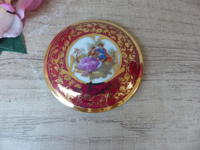 Petite boite à bijoux rouge avec liseré doré, boite ronde en porcelaine bavaria romantique couple scène galante décor chambre Shabby Chic