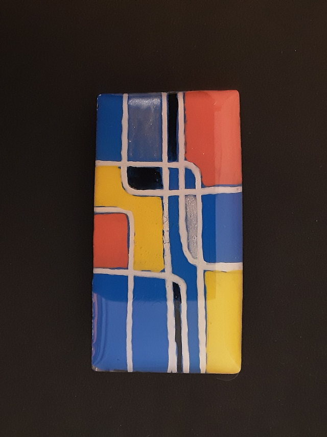 Broche rectangle moyen collection Vitrail bleu jaune rouge touche de noir séparations blanches