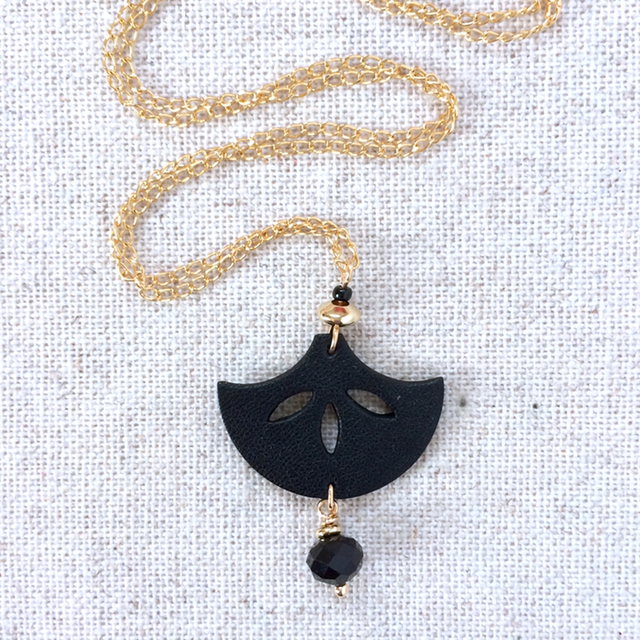 Collier « Flamenco » doré, cuir noir