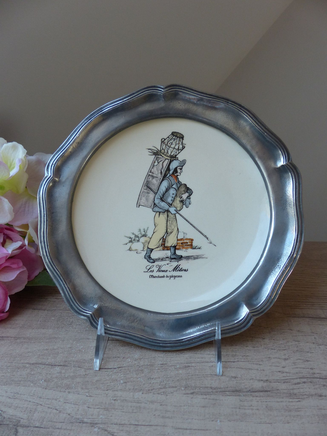 Vintage, assiette en étain et porcelaine - Vieux Métiers de Paris - Marchand de Pigeons - Assiette Murale Française Décoration Vintage