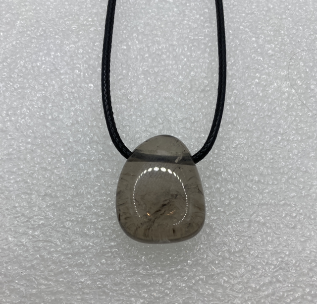 Pendentif Galet en Quartz Fumé – Cordon PU