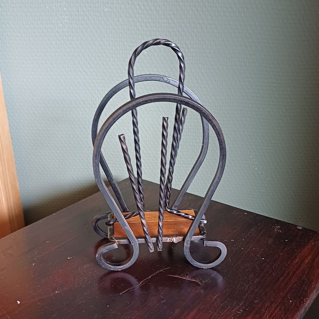 Made in Holland | Brievenhouder Folderbak Handgemaakt Gedraaid metaal 2 vakken (breedte 12,0 cm | hoogte 20,0 cm | diepte 7,0 cm) | Vintage