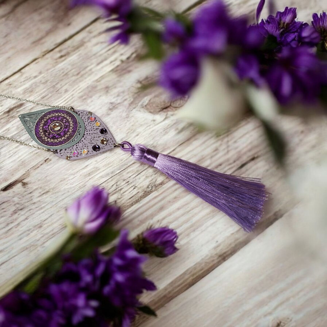 Collier sautoir pompon parme et gris