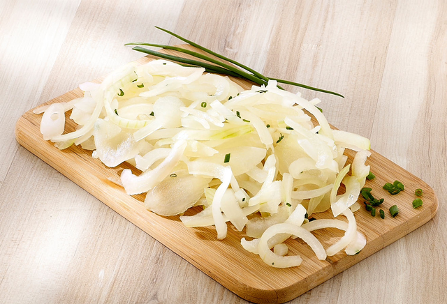 Oignons frais emincés / kg