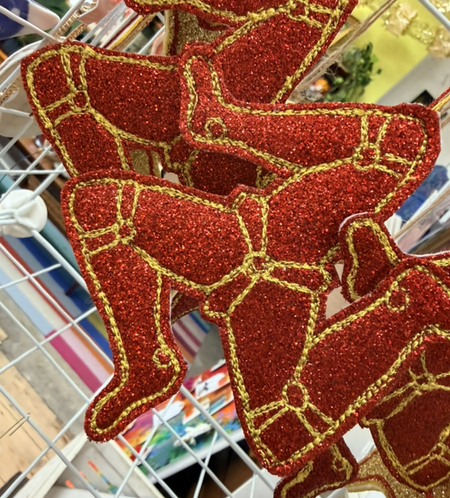 Maureen Kennaugh - 3 legs decoration