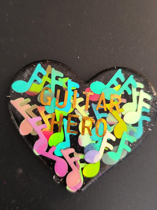 Broche coeur - message Guitar Hero