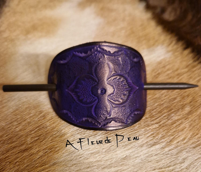 Barette à cheveux en cuir motif floral