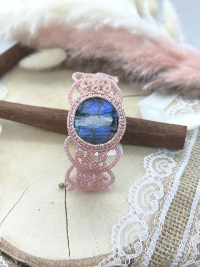 bracelet micro macramé rose avec labradorite bleue