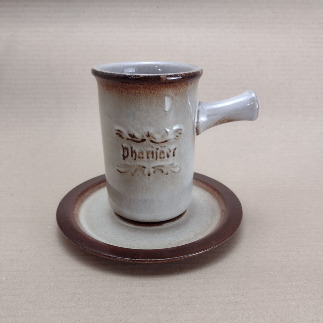 Pharisaer | Mok met steel (diameter 7 | hoogte 11 cm) en Schotel (diameter 15 | hoogte 1 cm) Grijze en bruine kleuren | Vintage