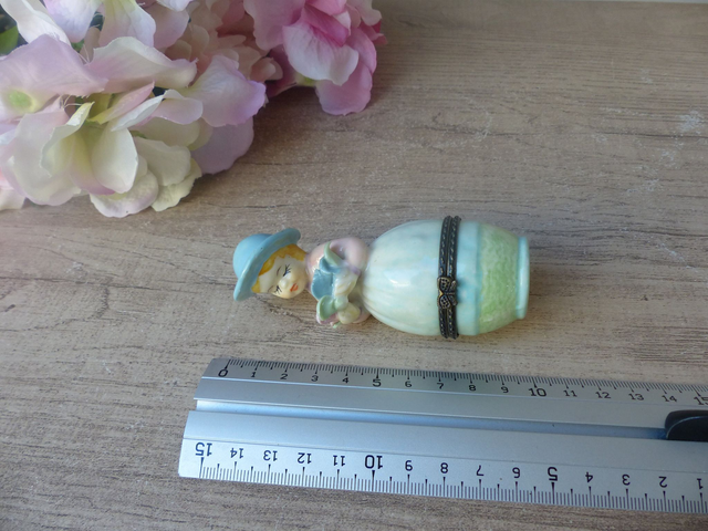 Pilulier ou petite boite à bijoux articulée femme jardinière aux fleurs vintage, petite boite décoration chambre, cadeau maman