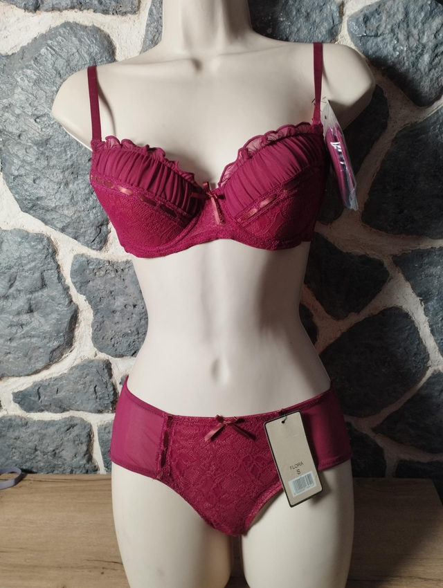 Ensembles bordeaux avec armatures et mousses amovibles