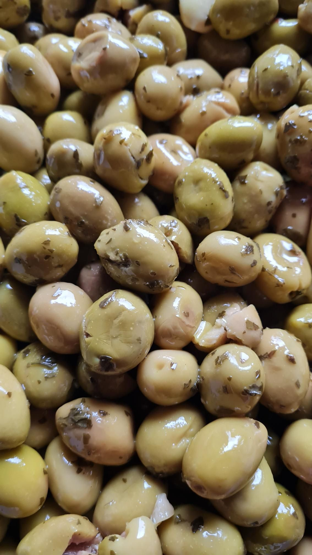 Olives Cassées Basilic  (Prix au 100gr)