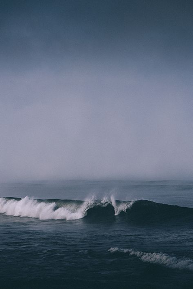 Océan - vague sort de la brume