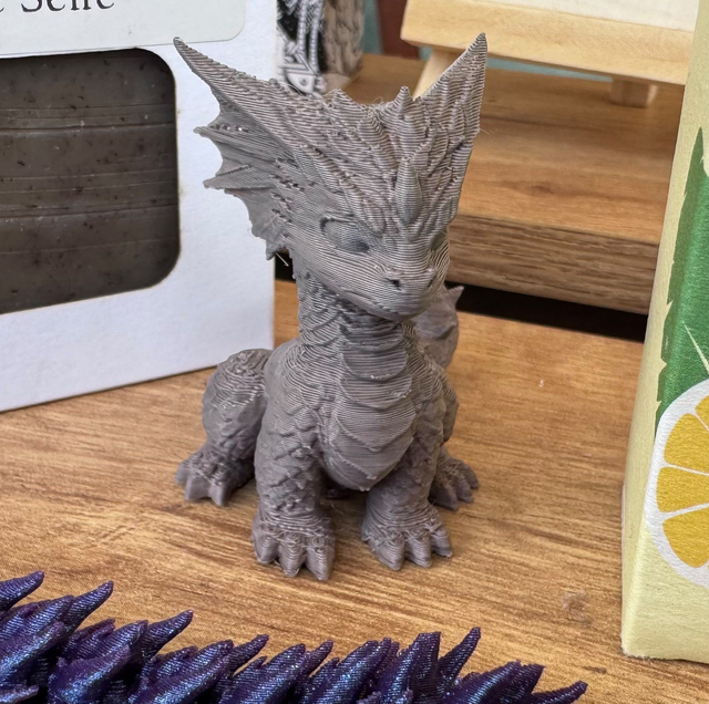 Drache sitzend klein