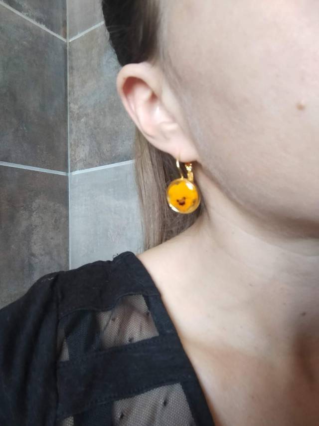 Boucle d'oreille crochet pendantes forme ronde avec inclusion d'une fleur séchée 